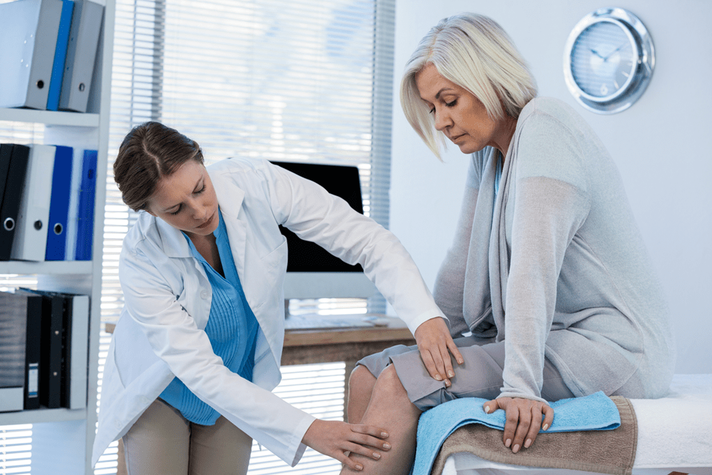 Seorang pasien penderita arthrosis yang memerlukan terapi sedang diperiksa oleh dokter